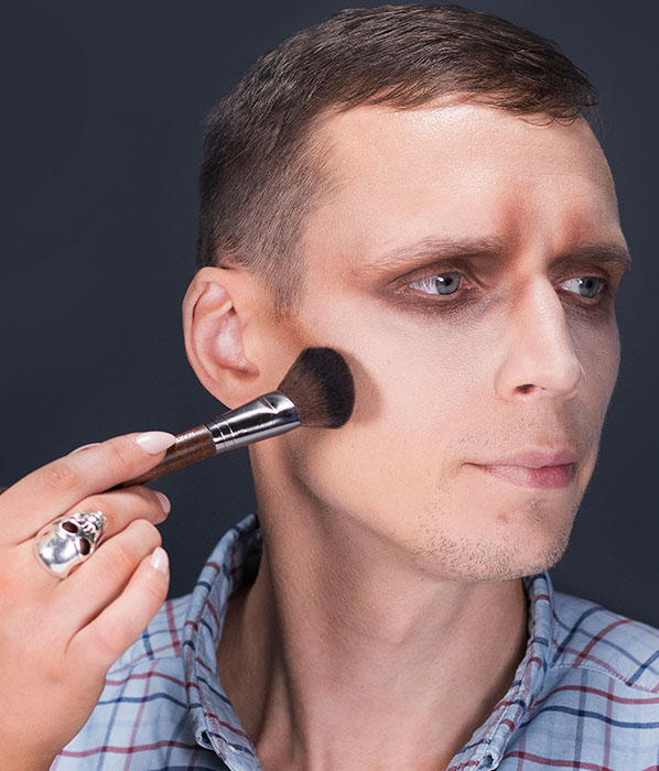 Easy skull Halloween makeup for men - Urban Decay Shapeshifter Palette jawline
