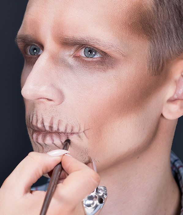 Easy skull Halloween makeup for men - Urban Decay Shapeshifter Palette contour