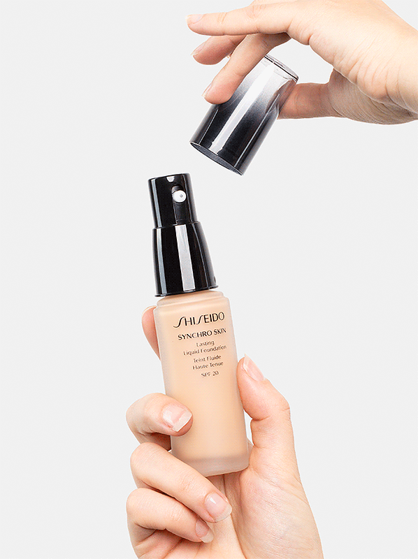 Inside Ceryn's Makeup Bag: Shiseido Synchro Skin Lasting Liquid Foundation in Neutral 3 Swatch